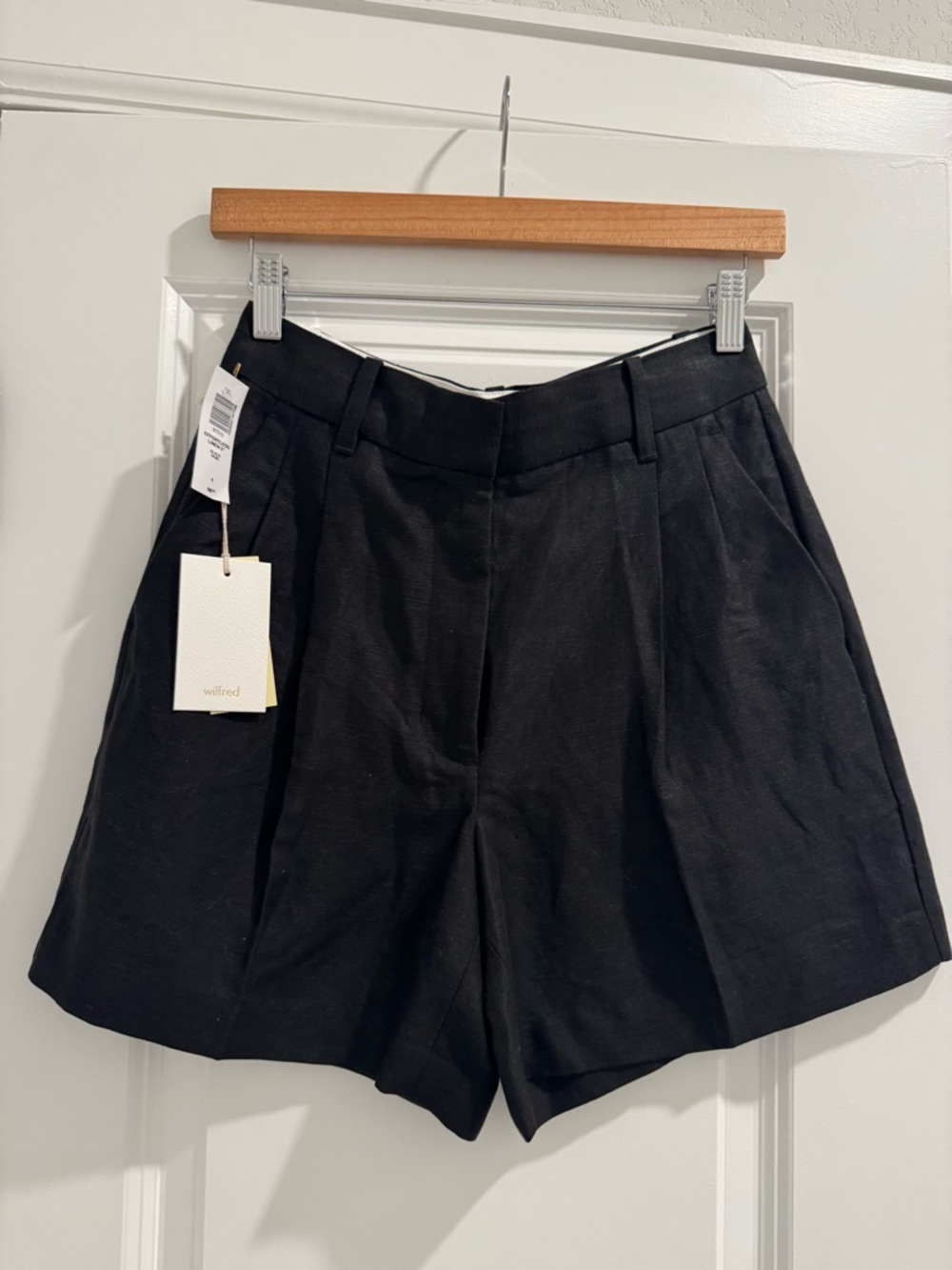 Wilfred by Aritzia Effortless Linen Shorts- New with Tags!